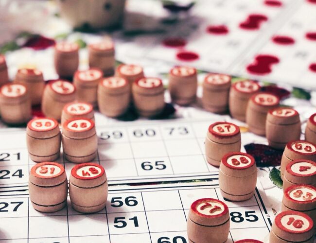 Vem var den första programledaren för Bingolotto?